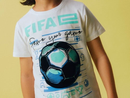 Dreng klædt i hvid t-shirt med FIFA-print på forsiden fra Name It 13243274 bright white